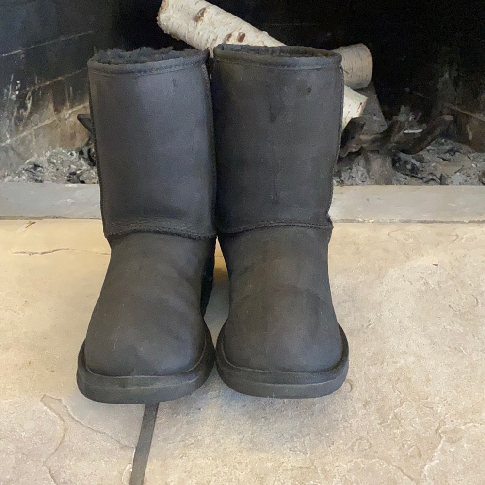 Short black UGG boots size 7 - Picture 1 of 5